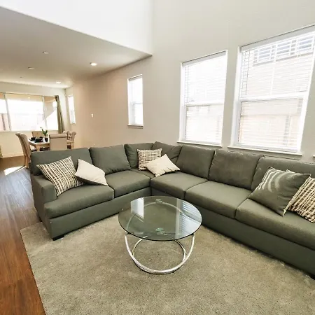 Luxury 3 Bedroom House Near Sacramento Airport
